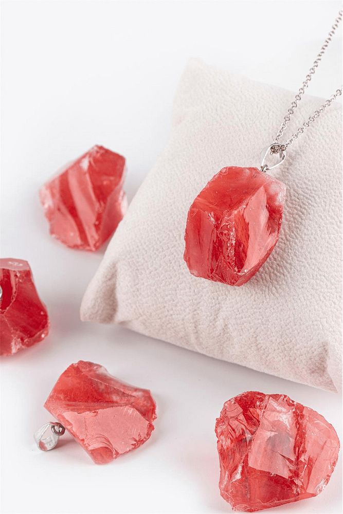 Sertifikalı Ham Işlenmemiş Gül Kuvars Taşı Kolye - Rose