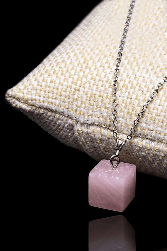 Sertifikalı Küp Model  Doğal Pembe Kuvars Taşı Kolye
