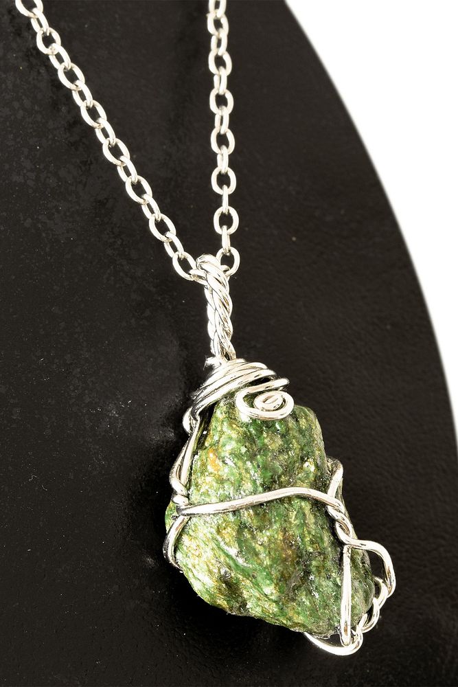 Sertifikalı Ham Işlenmemiş Tel Sargılı Fuksit Taşı Kolye