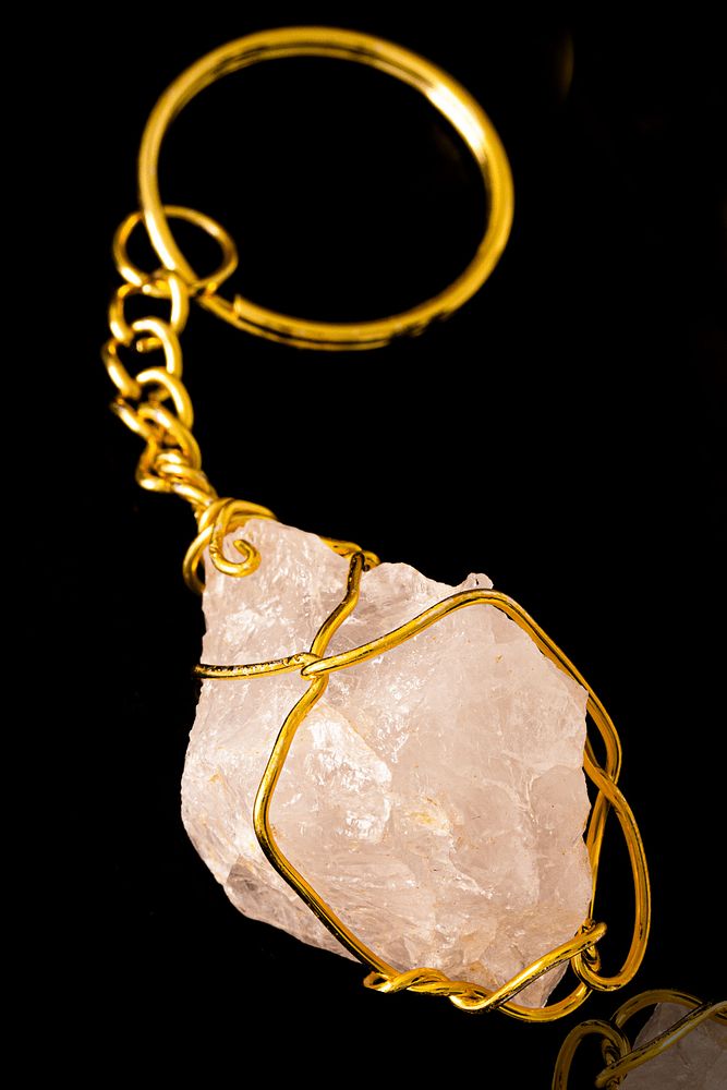 Sertifikalı Gerçek Tel Sargılı Ham Işlenmemiş Pembe Kuvars Taşı Anahtarlık (ALTIN KAPLAMA)