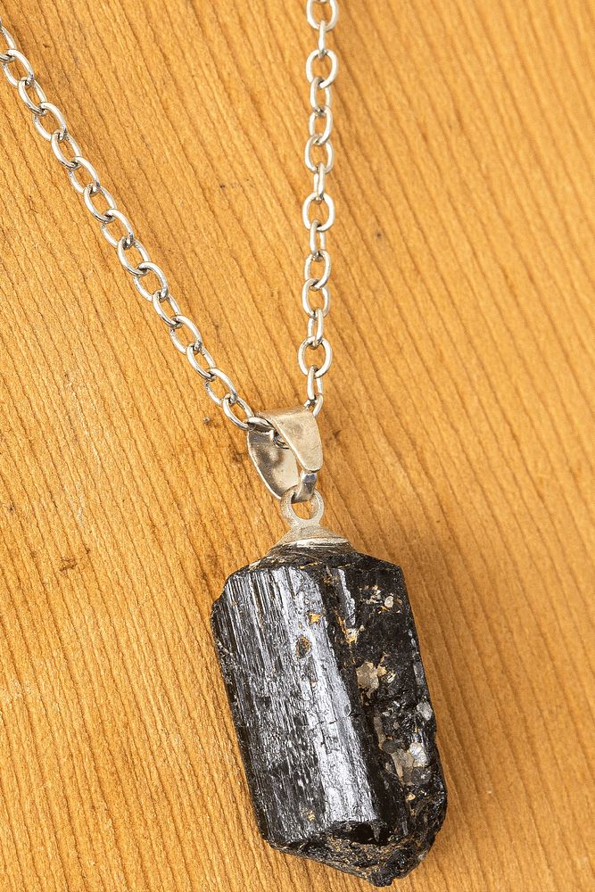 Sertifikalı Ham Işlenmemiş Siyah Turmalin Taşı Kolye