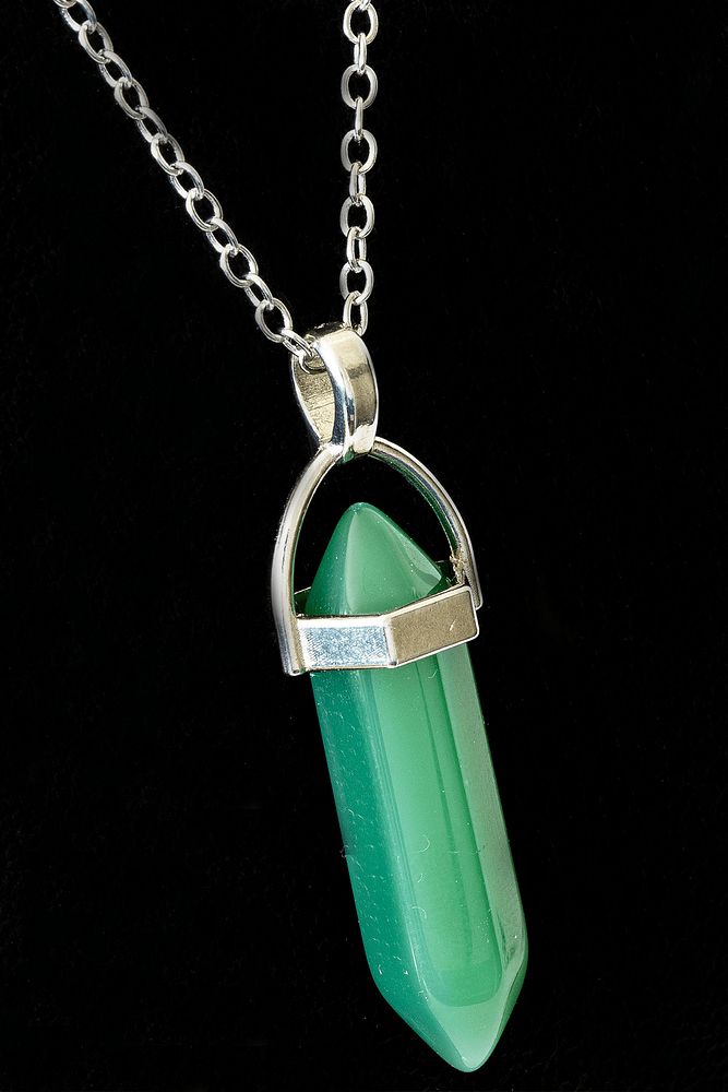 Sertifikalı Çivi Model Koyu Yeşim Taşı Kolye