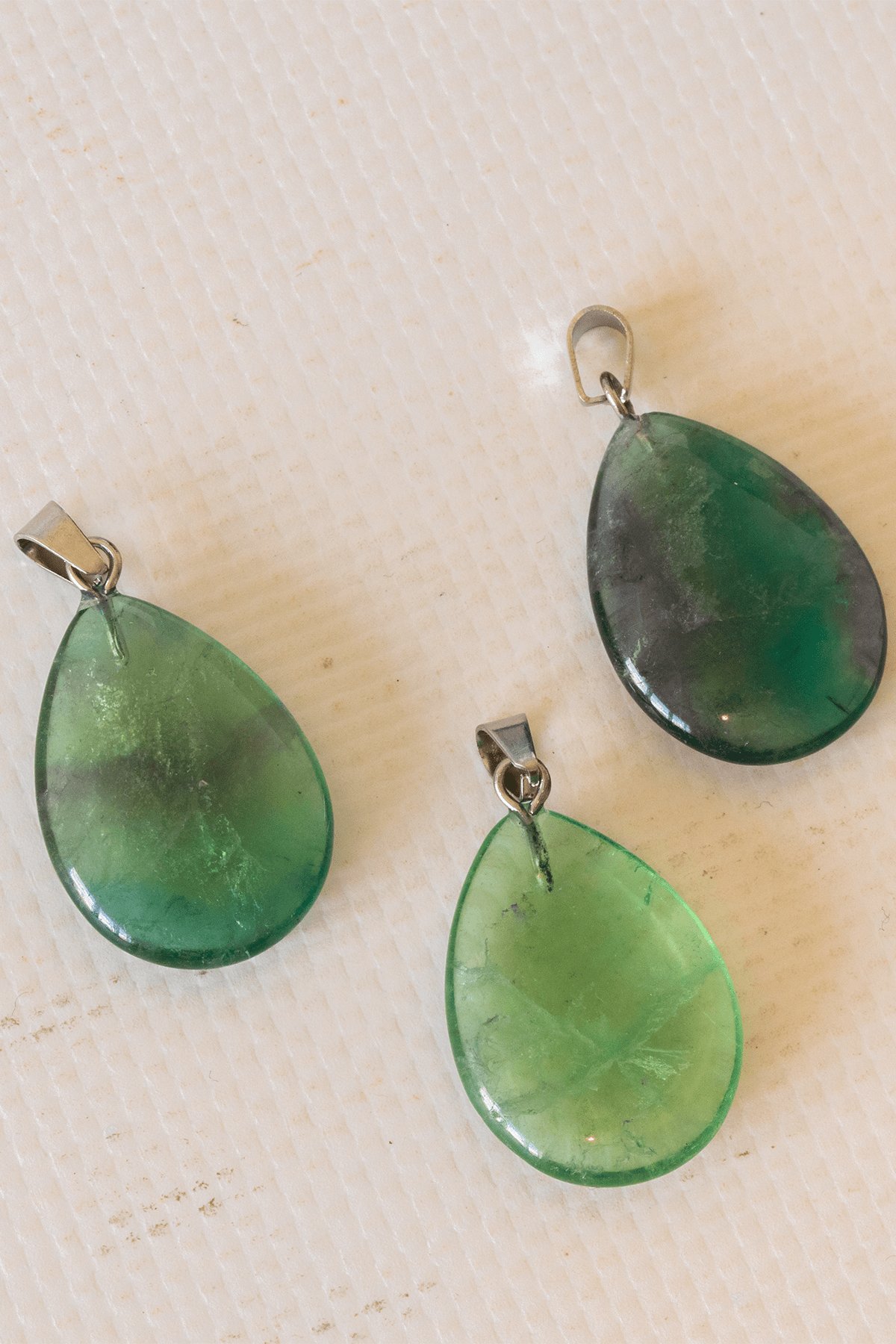 Sertifikalı Damla Model Yeşil Florit Taşı Kolye - Gümüş Aparatlı