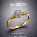 Sertifikalı Fibromiyalji Enerji Denge Yüzüğü – Kalsedon Taşı Ayarlamalı Gold İnce  Balık Kova Burcu